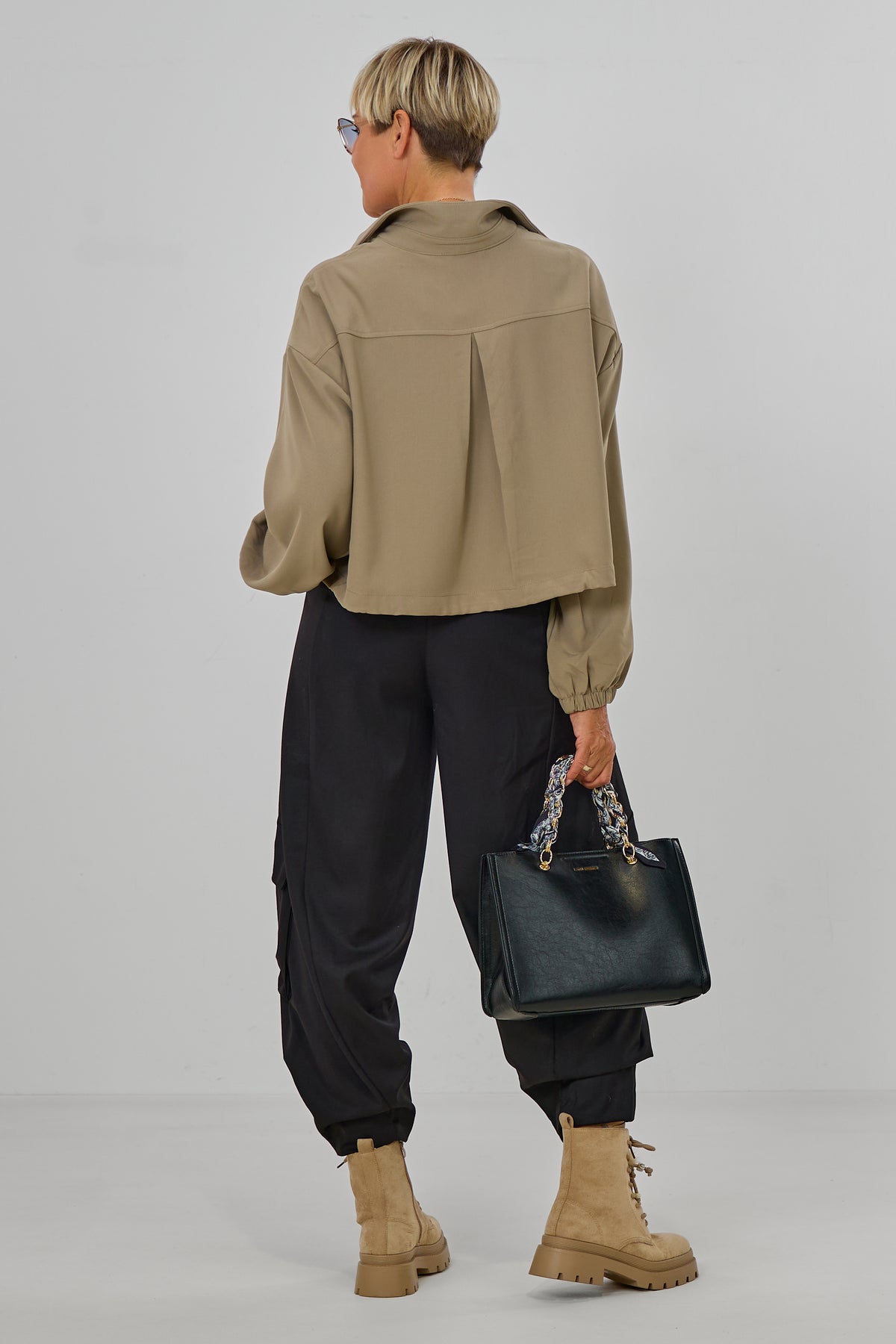 Kurze Bluse mit elastischen Bündchen, schlamm