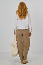 Kurze Bluse mit Rüschen, weiß