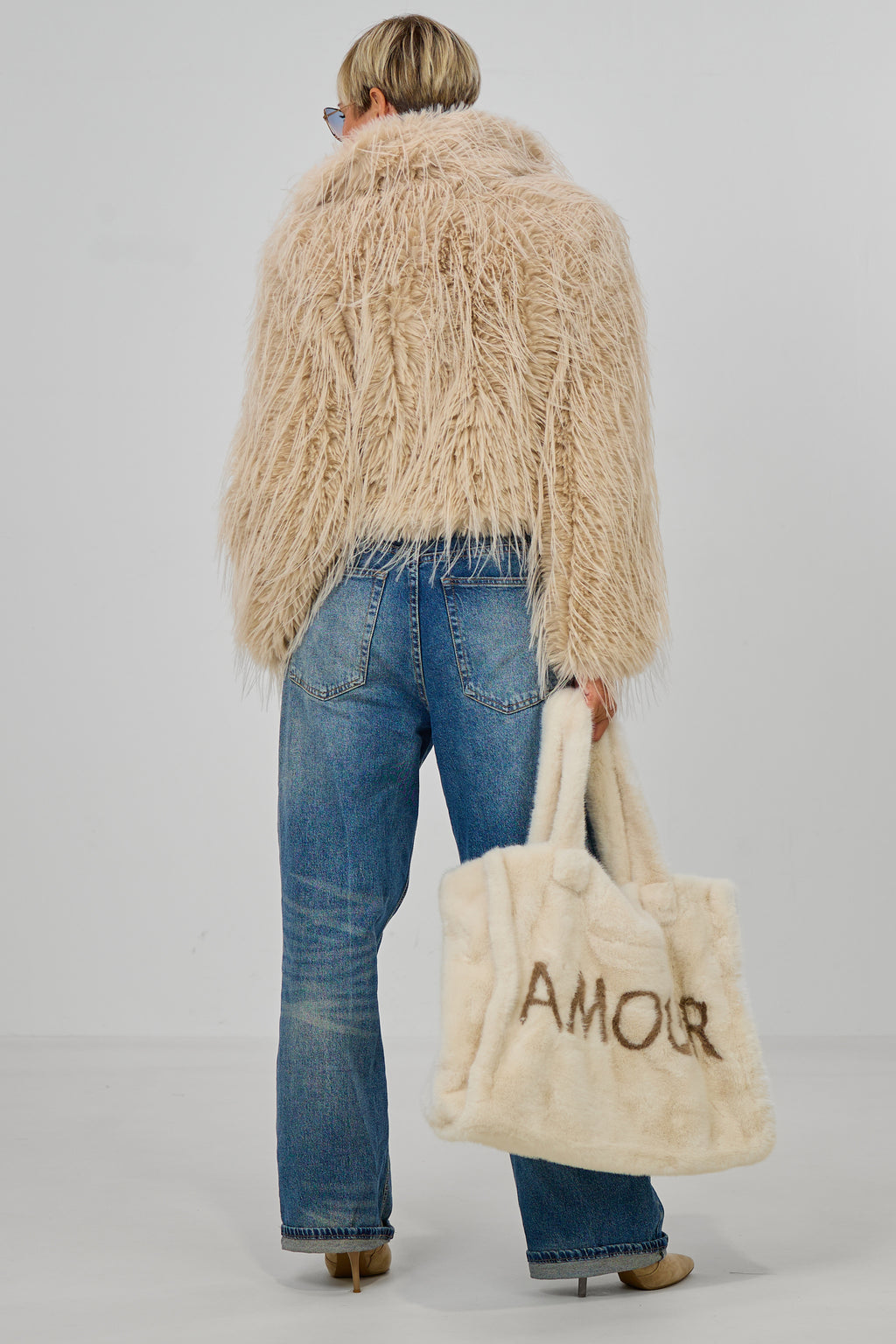 kurze Jacke mit Zottelfell, beige