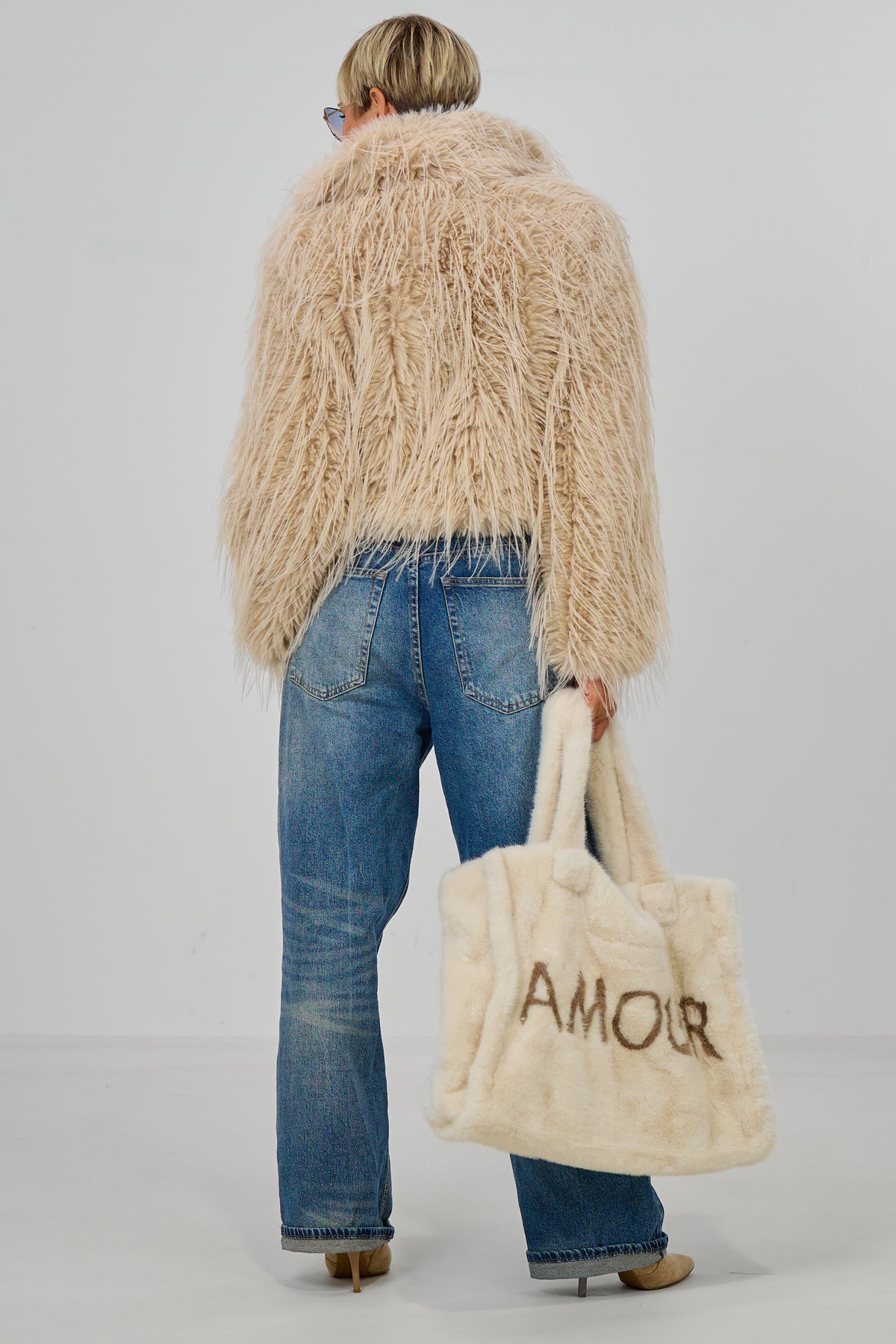 kurze Jacke mit Zottelfell, beige