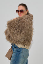 kurze Jacke mit Zottelfell, taupe