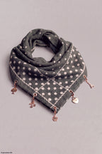 Weiches Tuch mit Charms, grau-ecru
