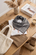 Weiches Tuch mit Charms, grau-ecru