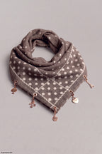 Weiches Tuch mit Charms, braun-beige