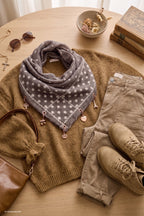 Weiches Tuch mit Charms, braun-beige