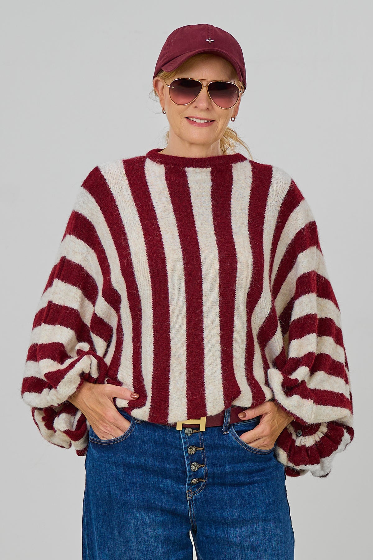 gestreifter Strickpulli mit Fledermausärmeln, bordeaux-ecru