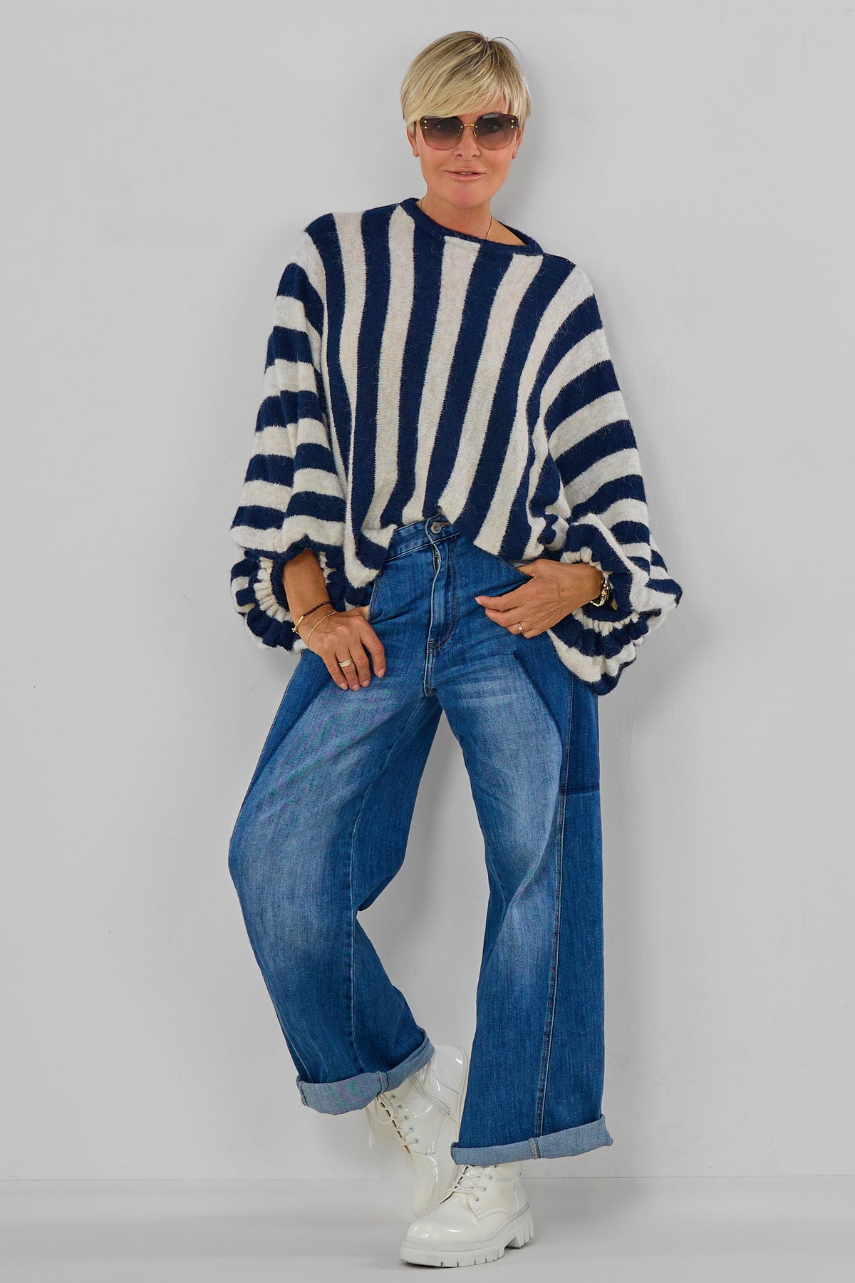 gestreifter Strickpulli mit Fledermausärmeln, marine-ecru