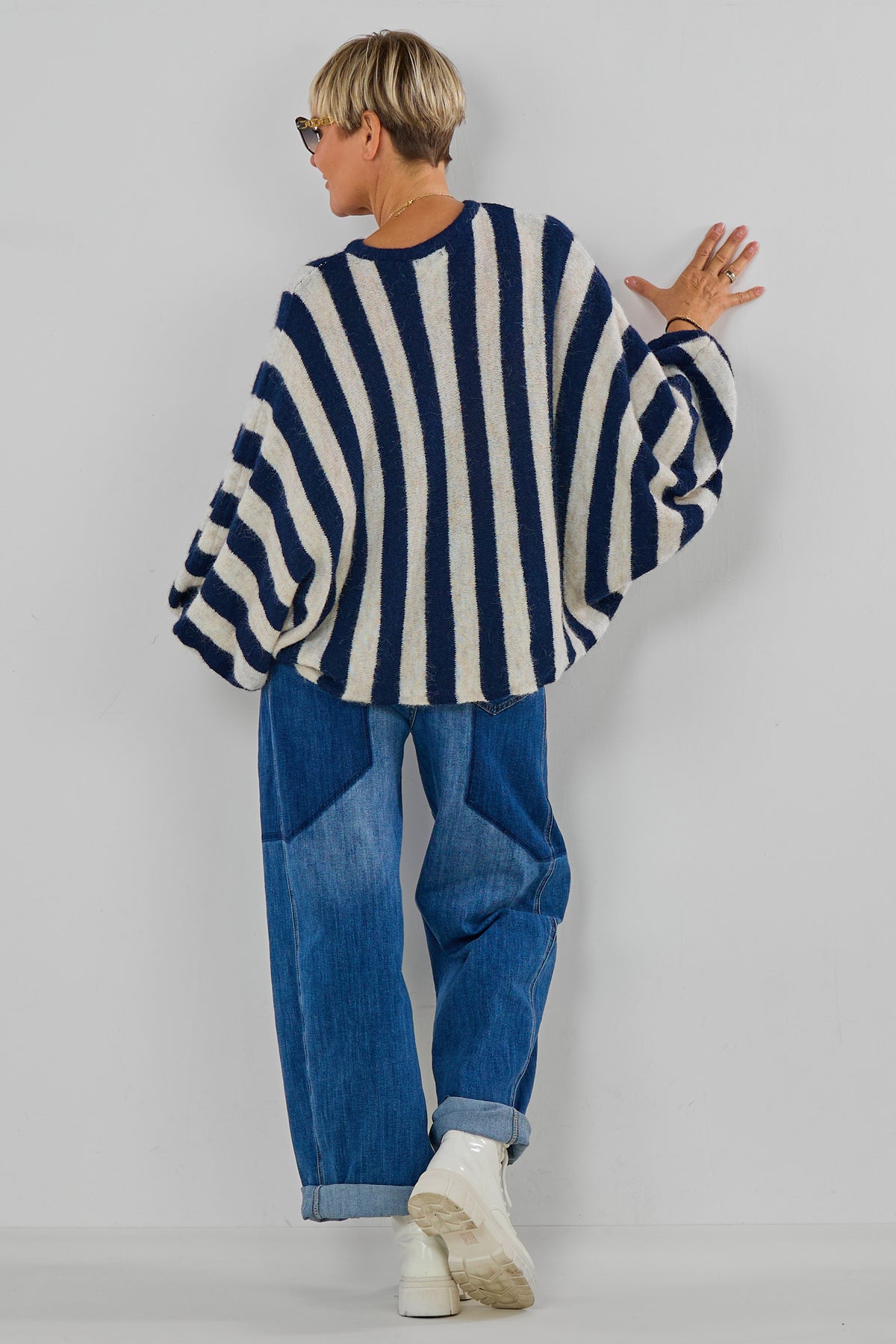 gestreifter Strickpulli mit Fledermausärmeln, marine-ecru