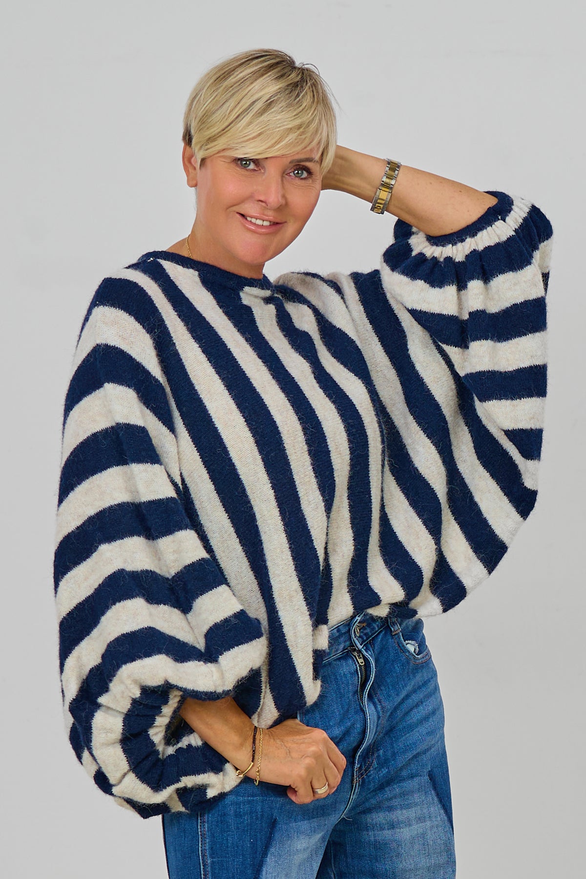 gestreifter Strickpulli mit Fledermausärmeln, marine-ecru