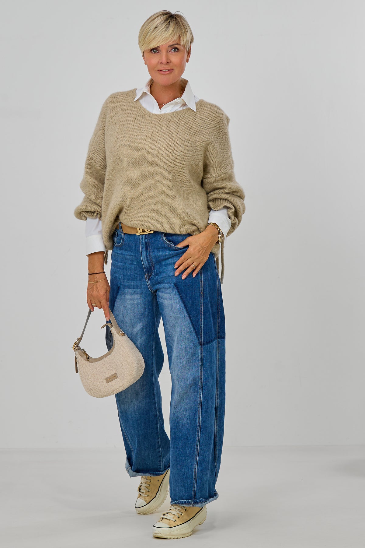 Strickpulli mit gerüschten Bündchen an den Ärmeln, beige