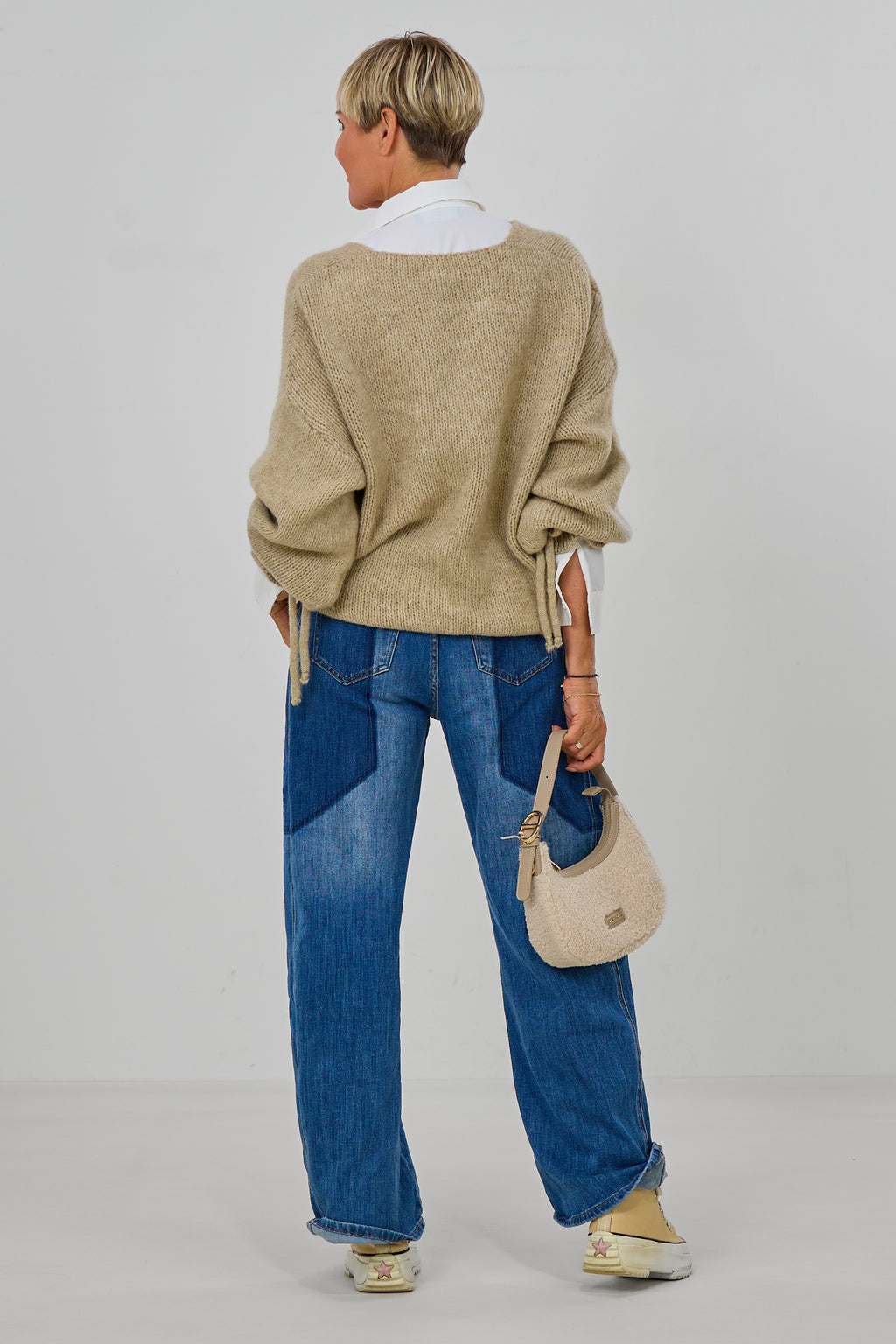 Strickpulli mit gerüschten Bündchen an den Ärmeln, beige