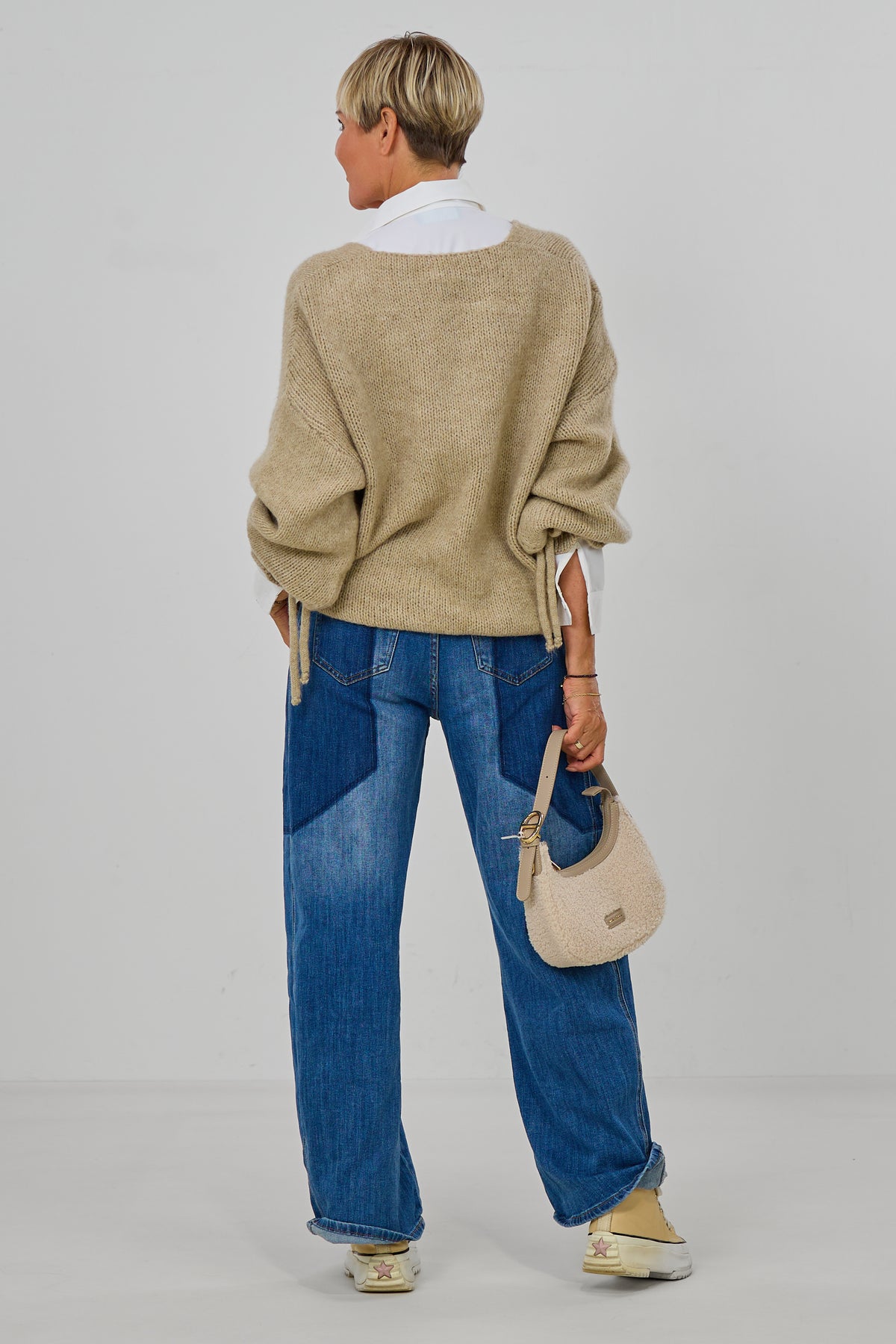 Strickpulli mit gerüschten Bündchen an den Ärmeln, beige