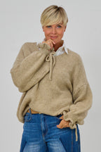 Strickpulli mit gerüschten Bündchen an den Ärmeln, beige