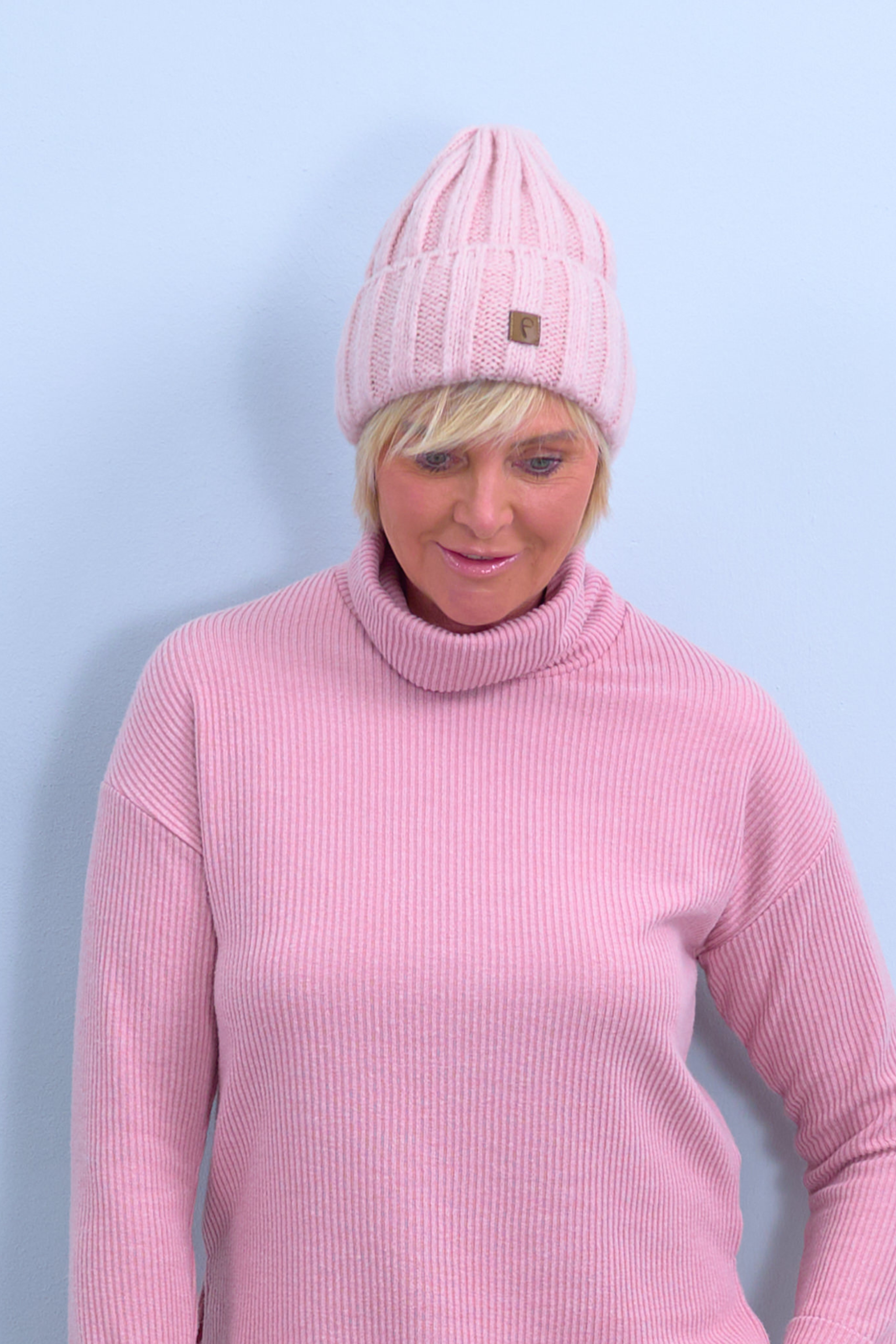 Cozy knitted hat, light pink
