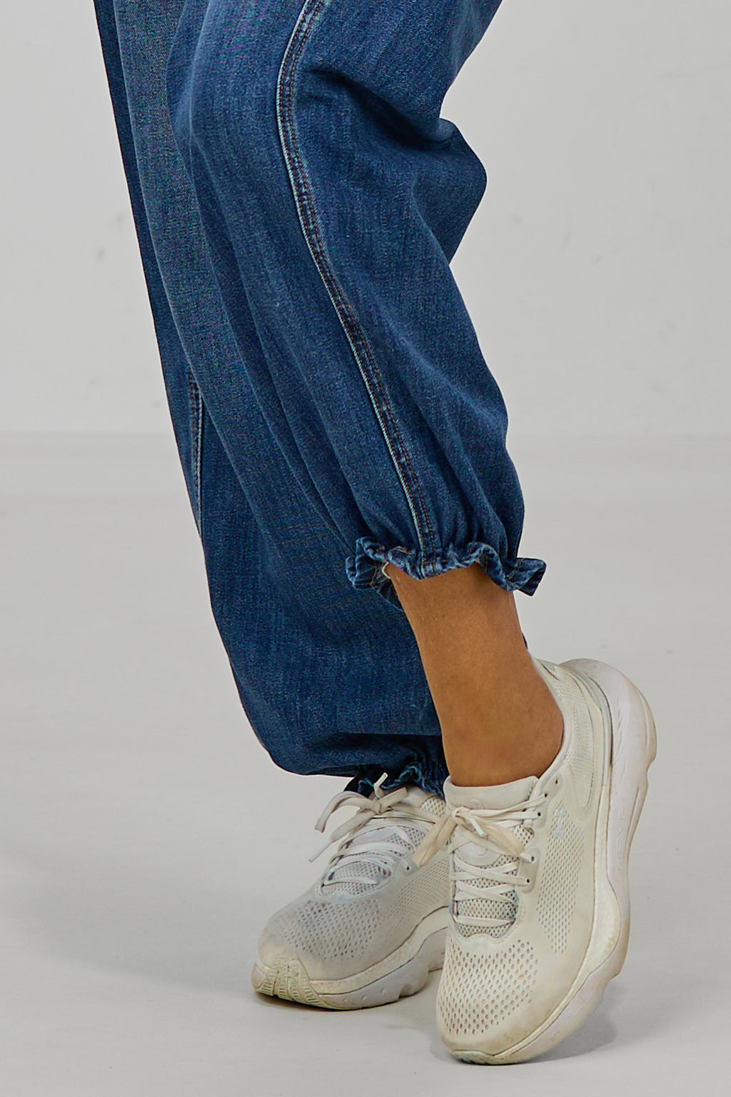 Midwaist Jeans mit elastischen Beinabschlüssen, denim blau