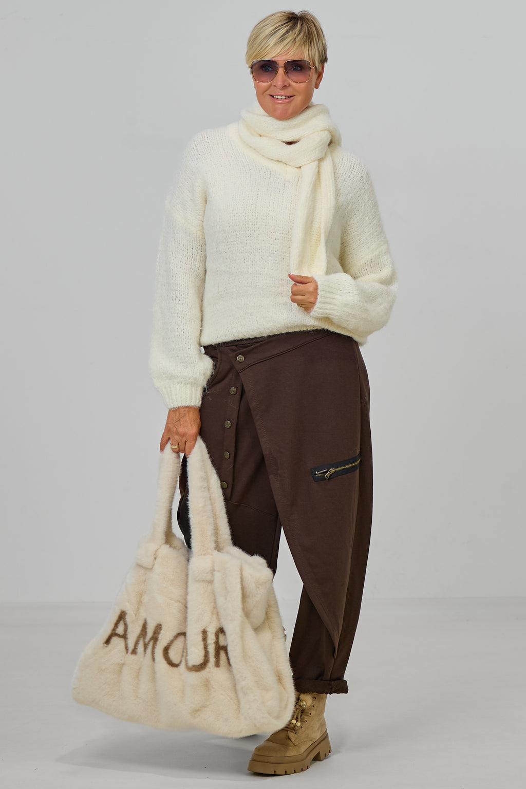 Kuscheliger Strickpulli plus Schal, uni creme