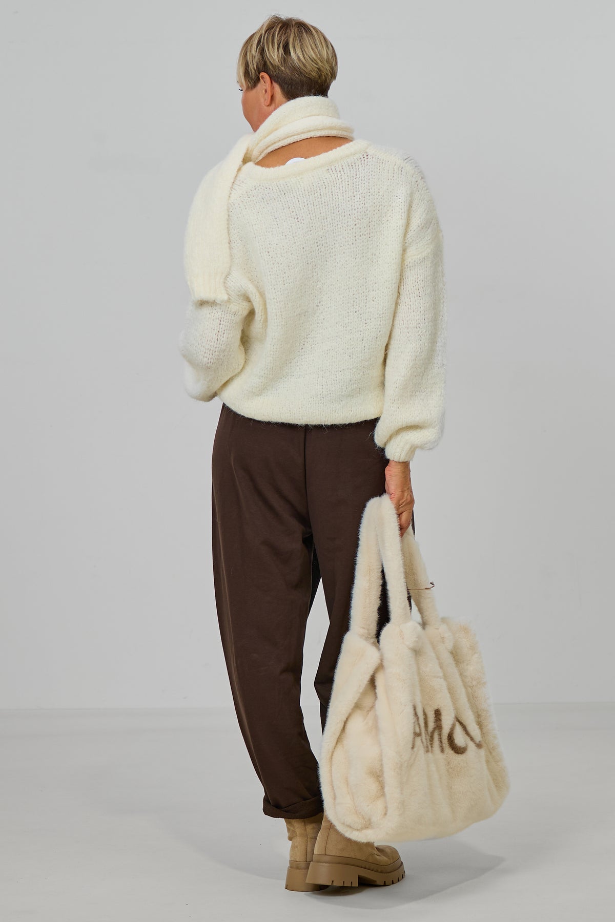 Kuscheliger Strickpulli plus Schal, uni creme