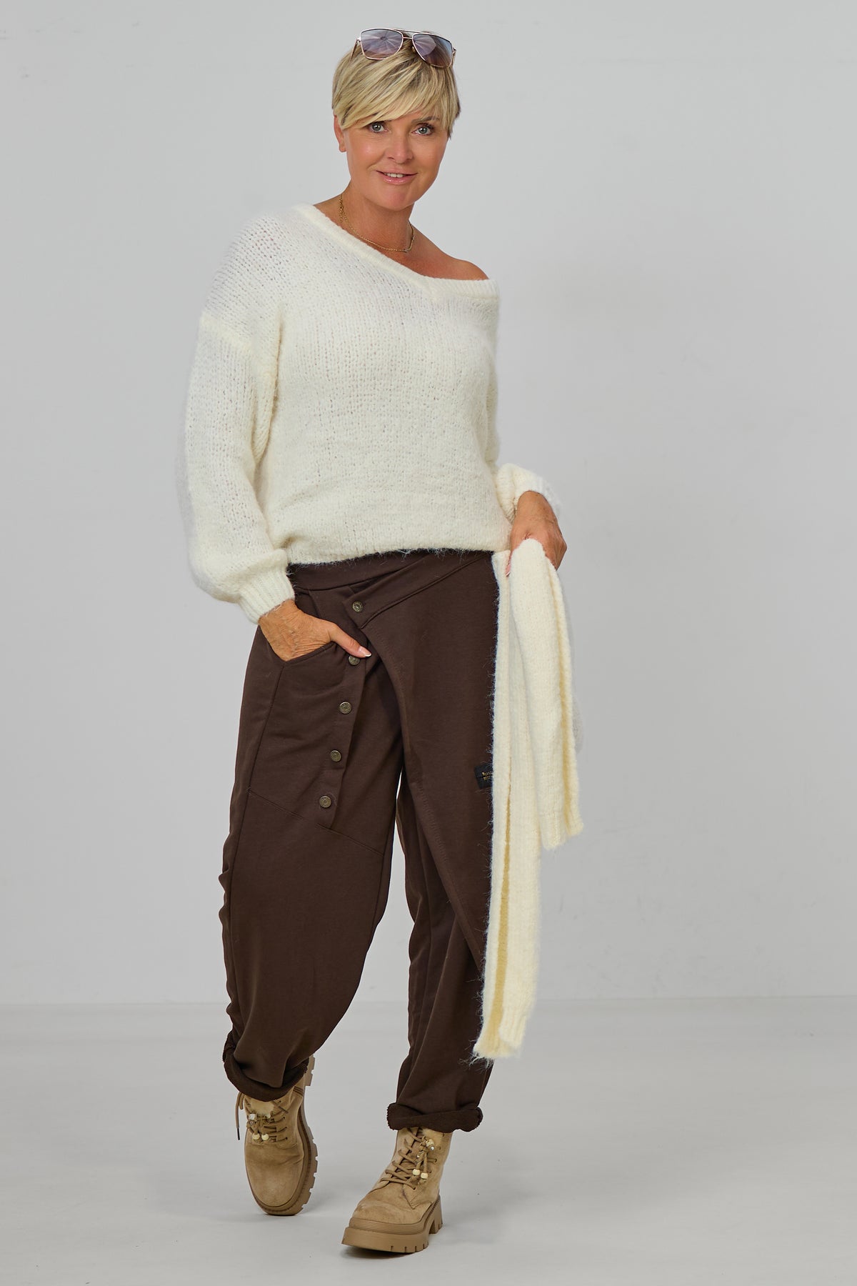 Kuscheliger Strickpulli plus Schal, uni creme