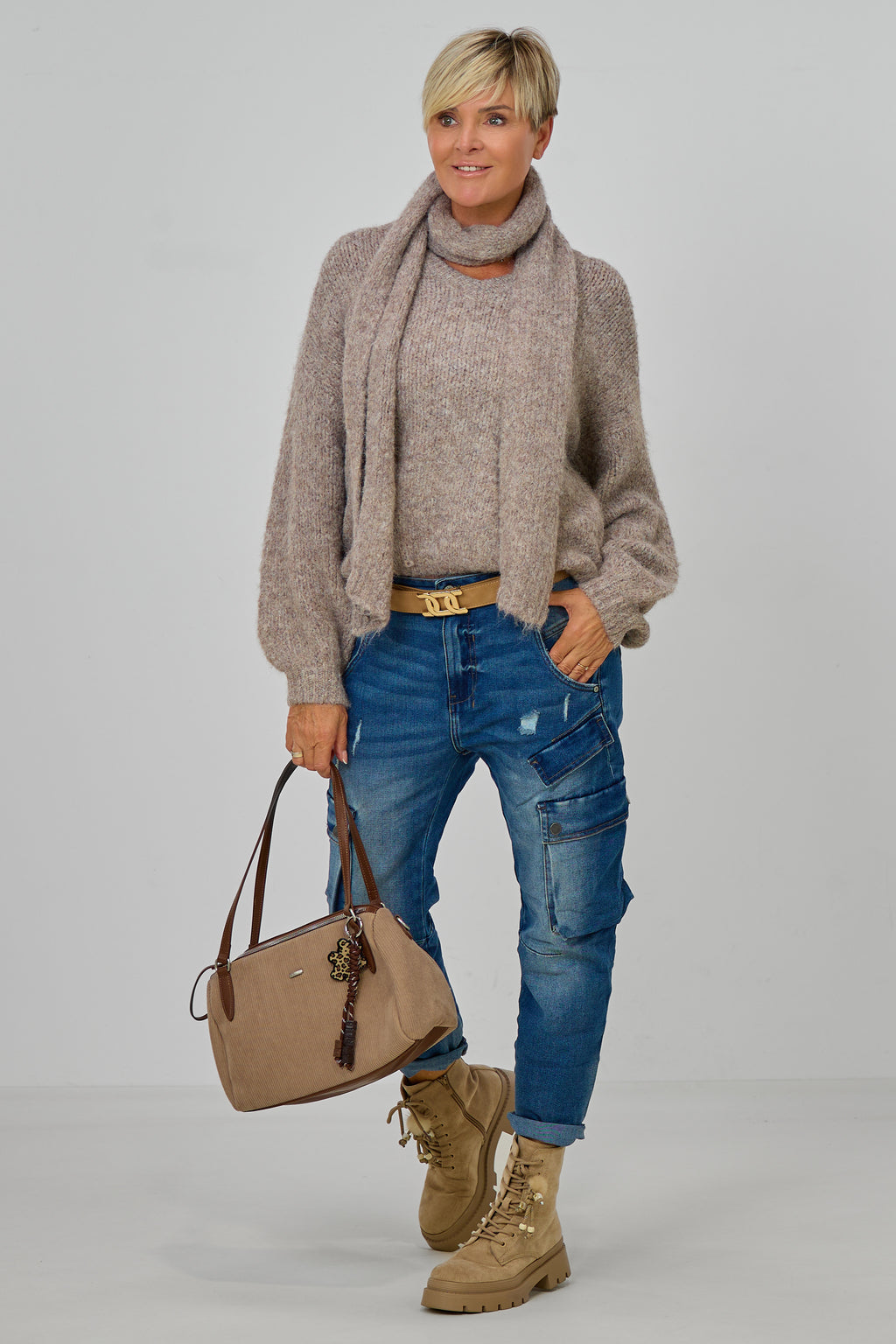Kuscheliger Strickpulli plus Schal, uni taupe