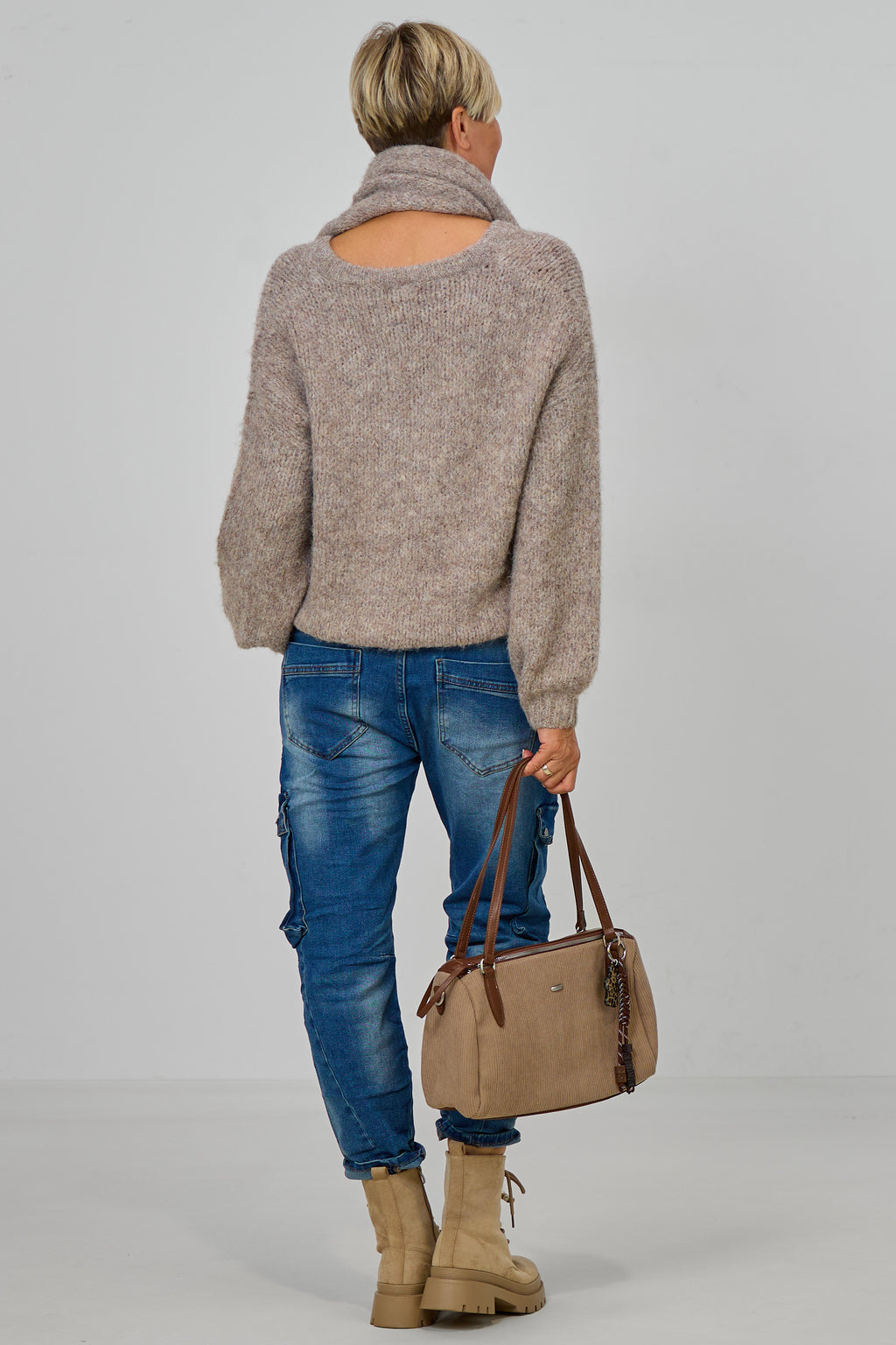 Kuscheliger Strickpulli plus Schal, uni taupe