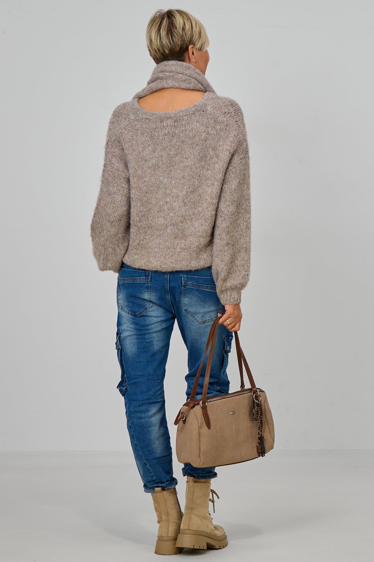 Kuscheliger Strickpulli plus Schal, uni taupe