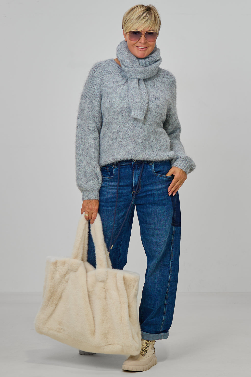 Kuscheliger Strickpulli plus Schal, uni grau