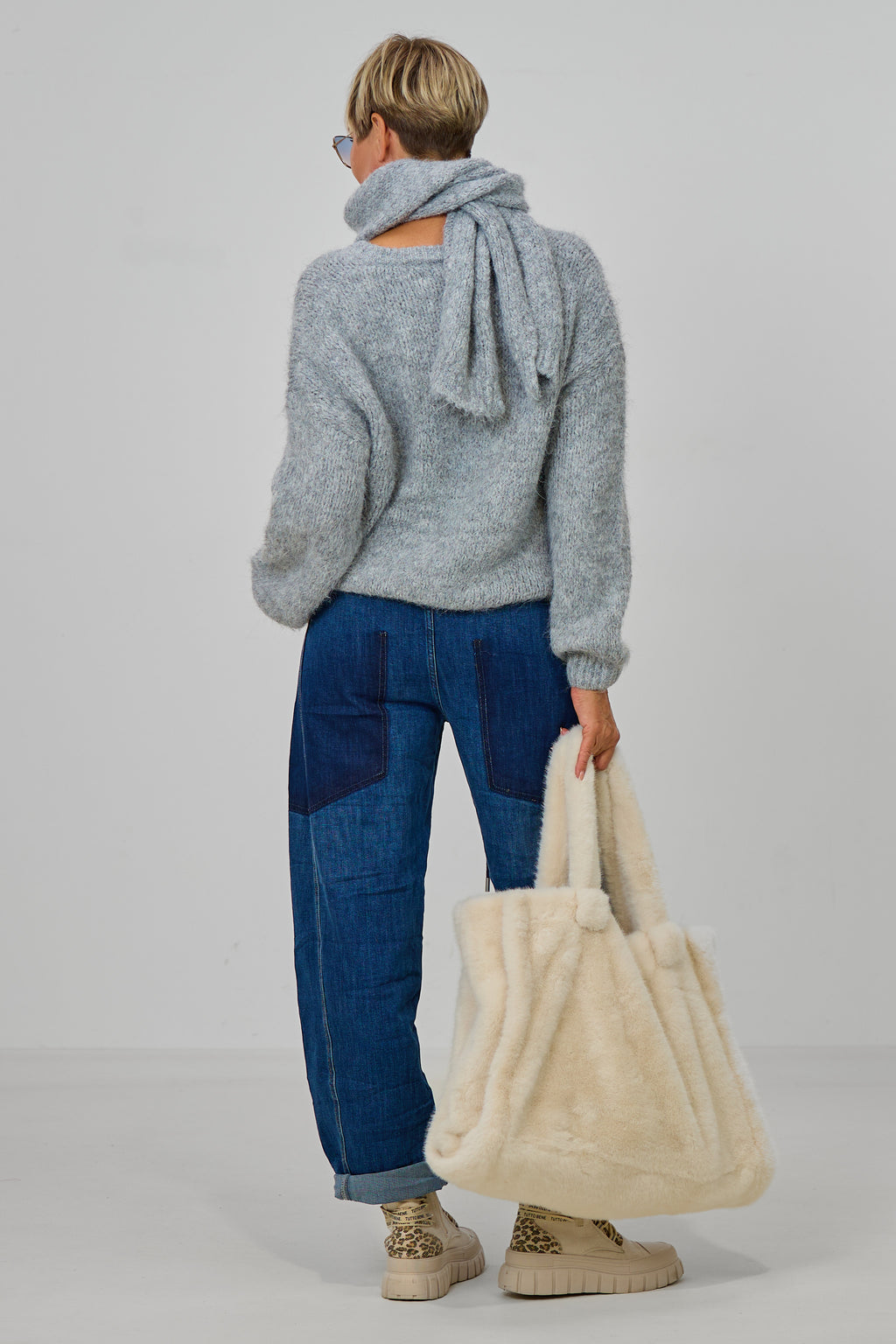 Kuscheliger Strickpulli plus Schal, uni grau