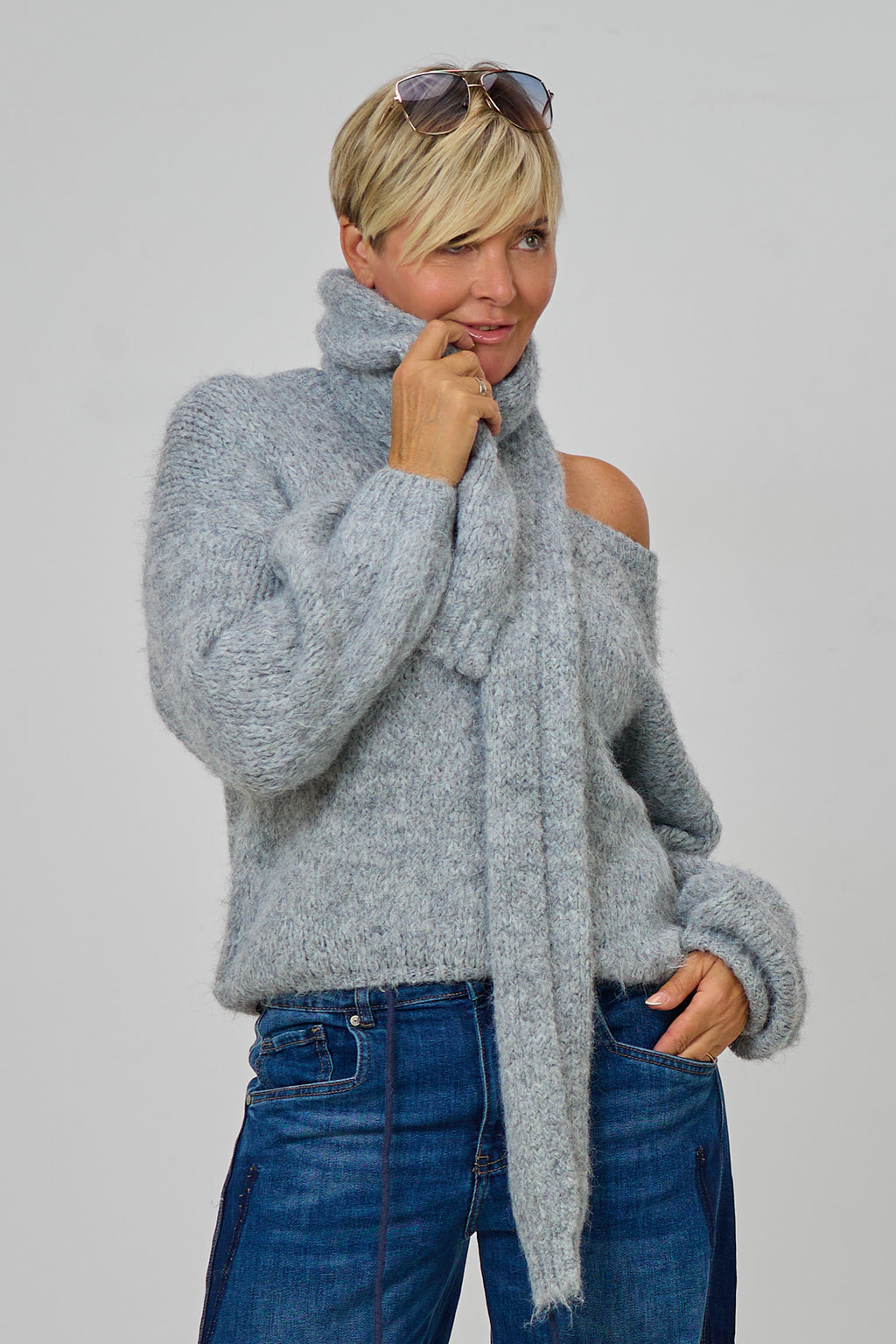 Kuscheliger Strickpulli plus Schal, uni grau