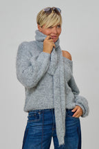 Kuscheliger Strickpulli plus Schal, uni grau
