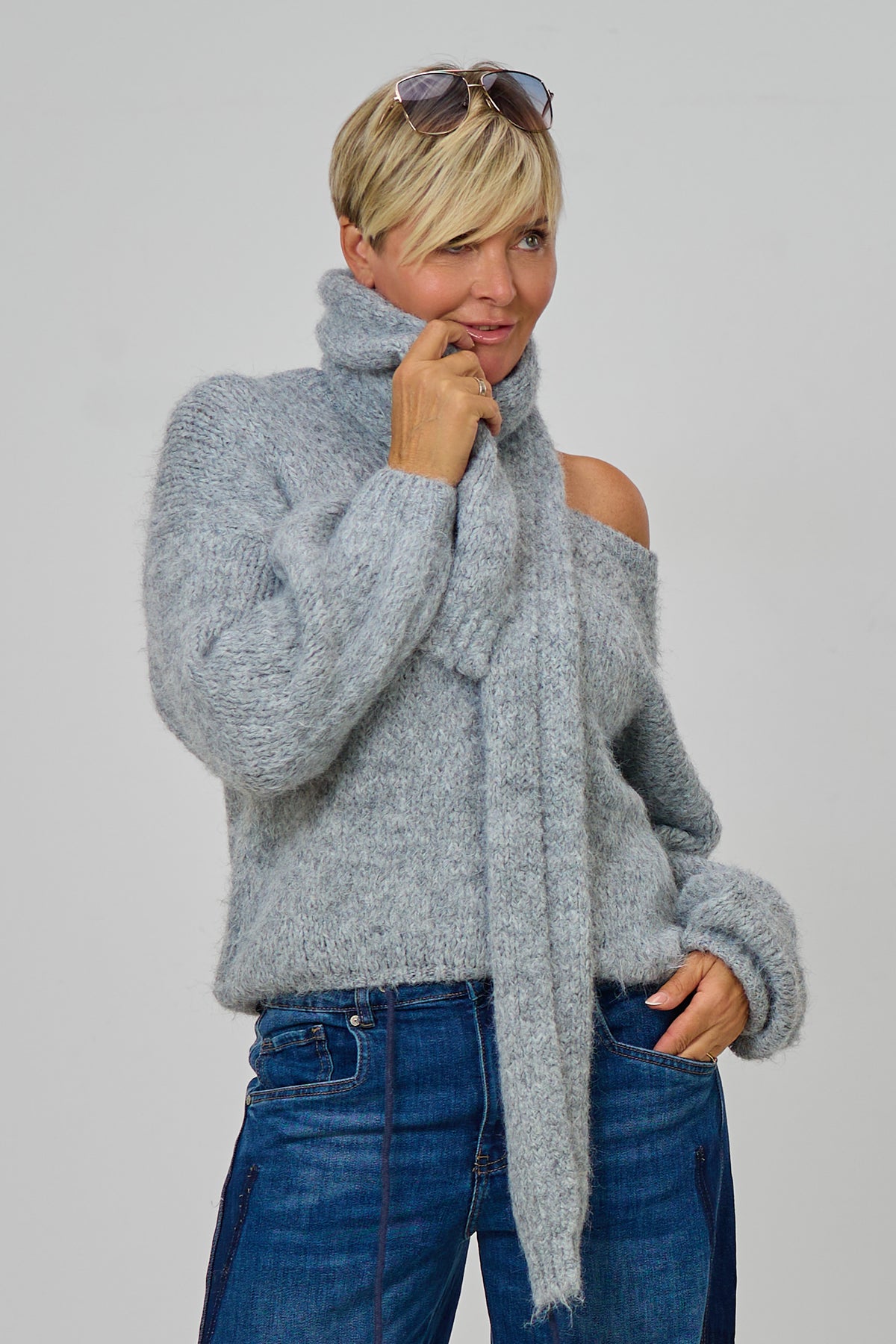 Kuscheliger Strickpulli plus Schal, uni grau