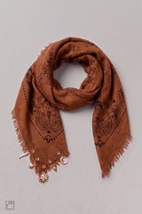 Gemustertes Tuch mit Charms, camel