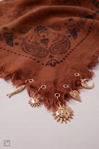 Gemustertes Tuch mit Charms, camel