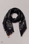 Gemustertes Tuch mit Charms, schwarz