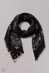 Gemustertes Tuch mit Charms, schwarz