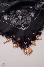 Gemustertes Tuch mit Charms, schwarz