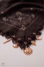 Gemustertes Tuch mit Charms, schokobraun
