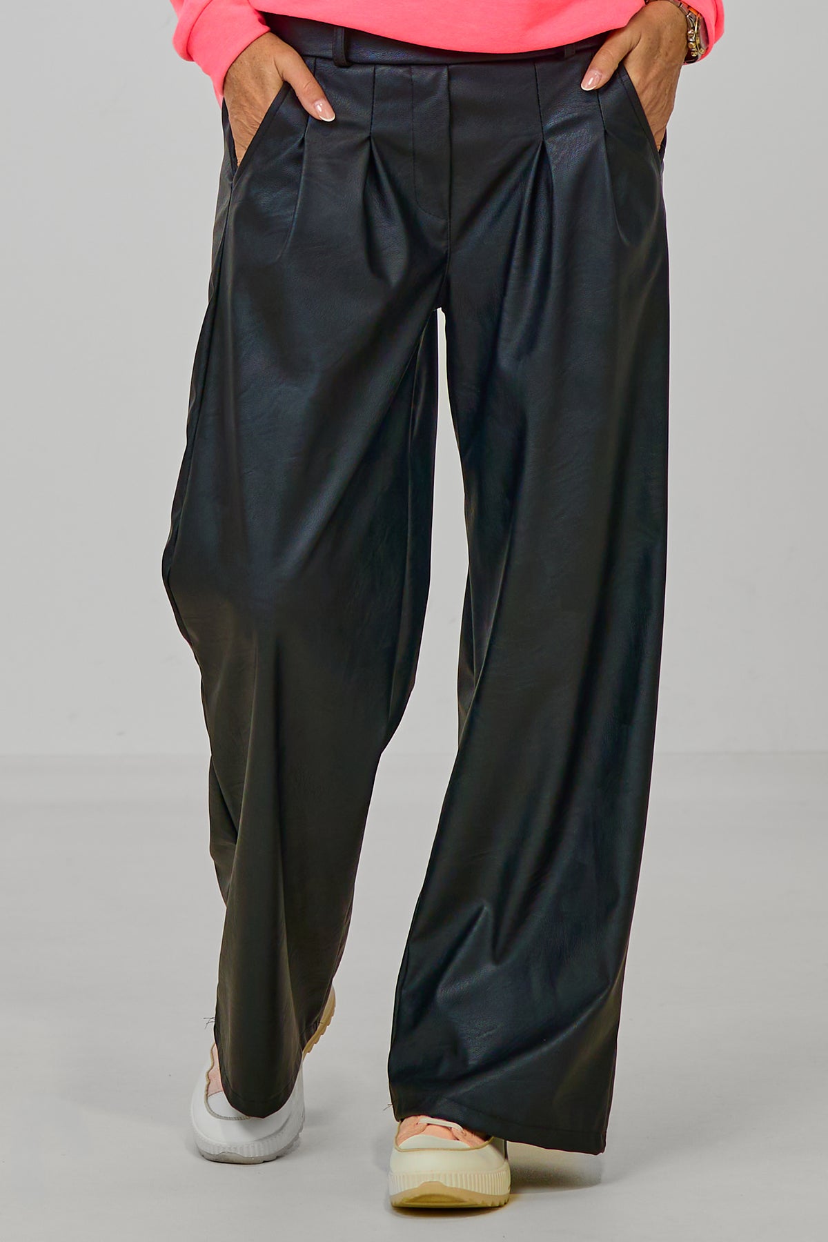 Bundfaltenhose im Lederlook, schwarz