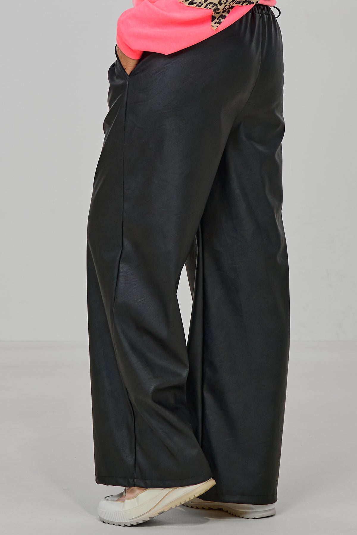 Bundfaltenhose im Lederlook, schwarz
