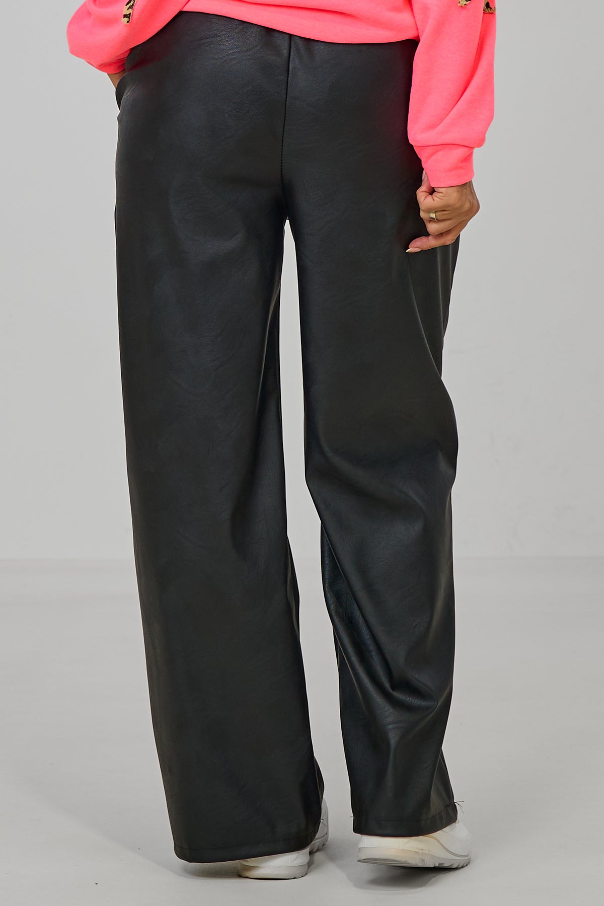 Bundfaltenhose im Lederlook, schwarz