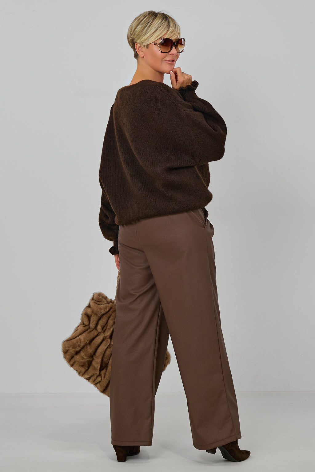 Bundfaltenhose im Lederlook, schokobraun