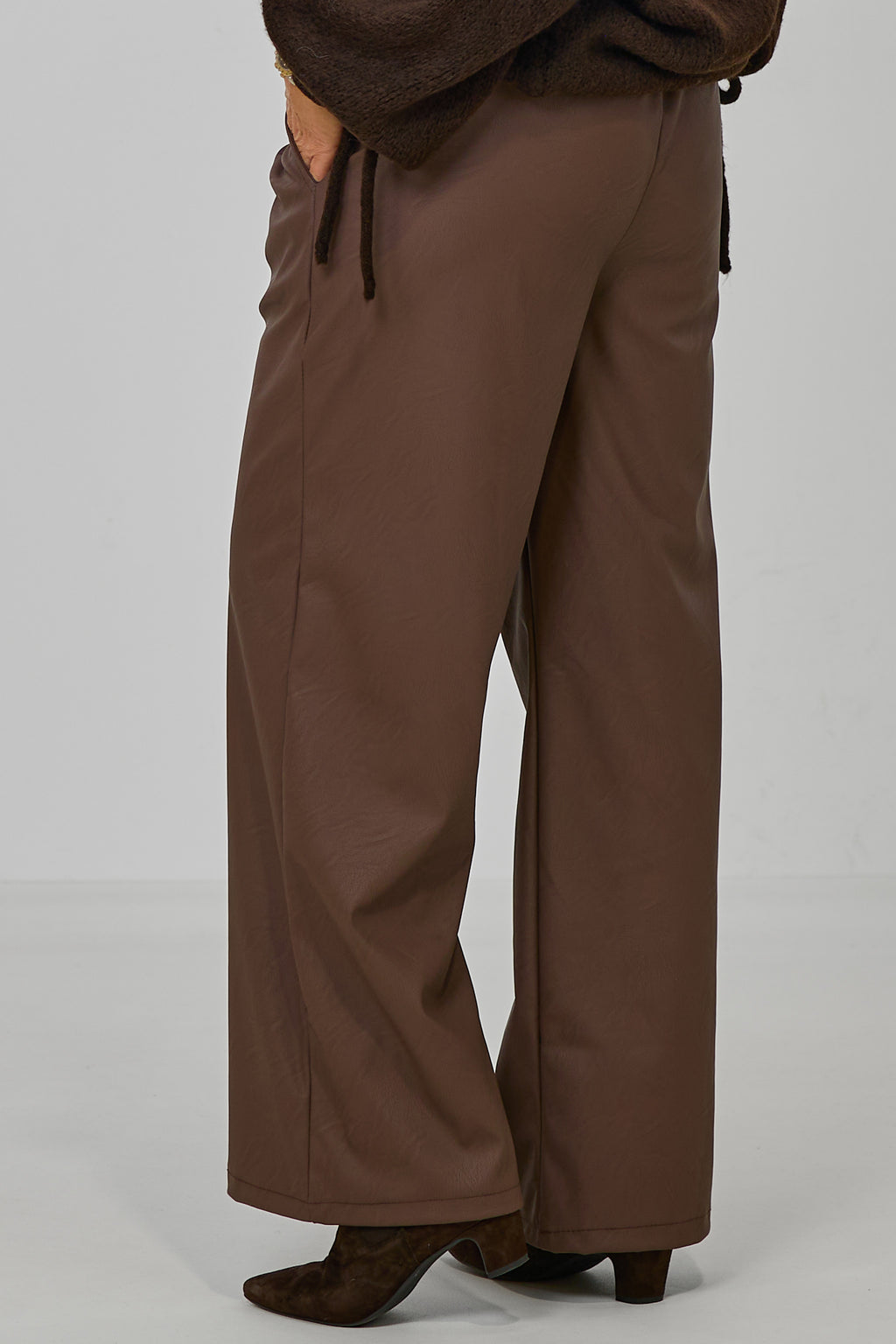 Bundfaltenhose im Lederlook, schokobraun