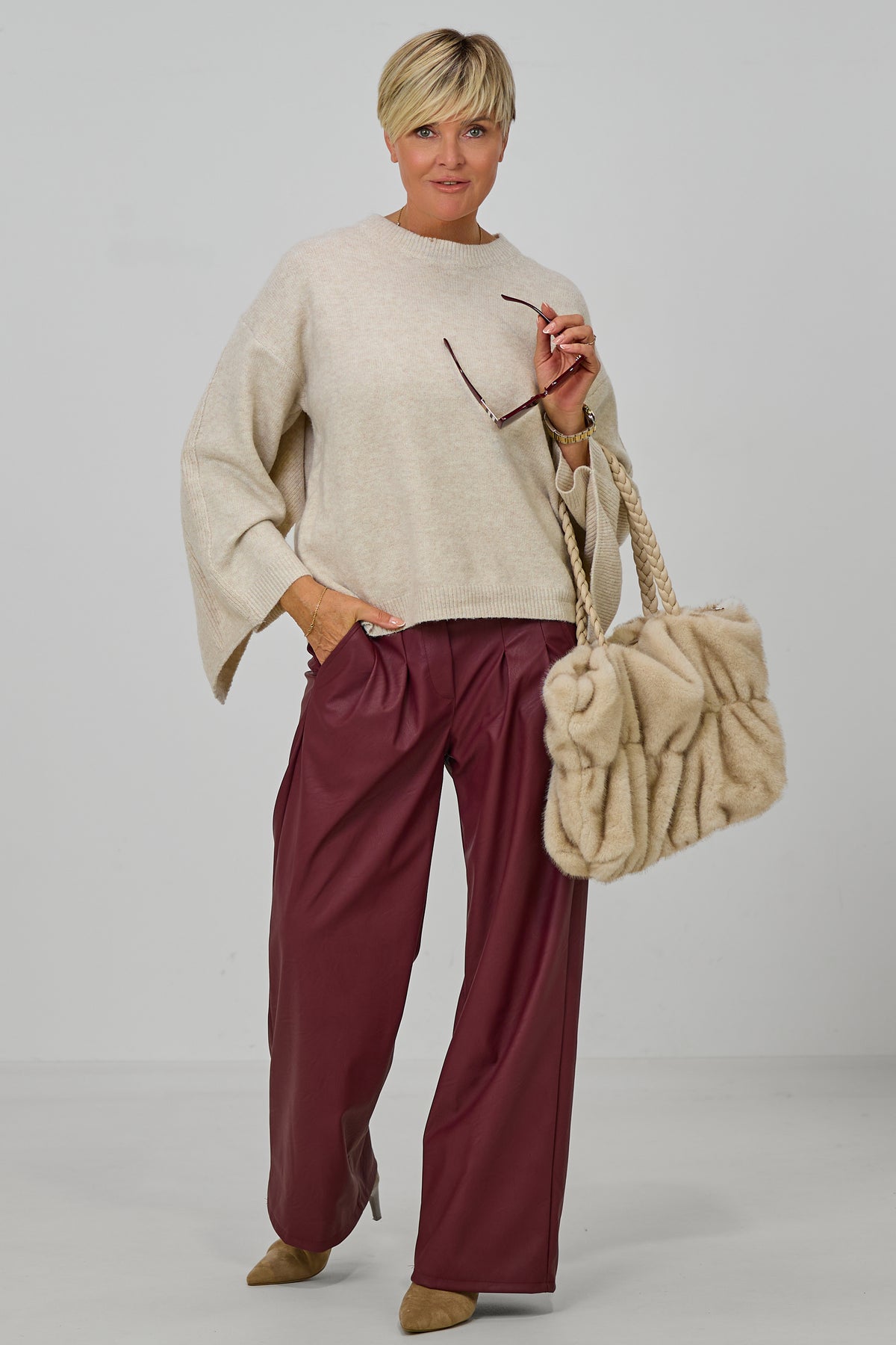 Bundfaltenhose im Lederlook, bordeaux