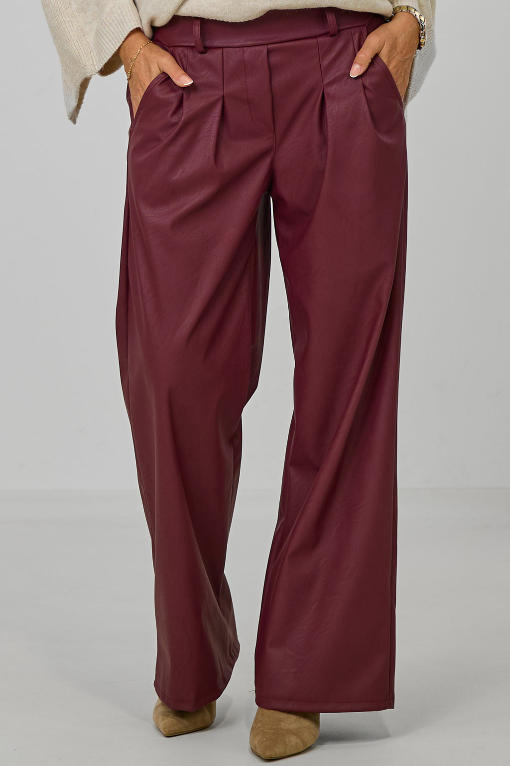 Bundfaltenhose im Lederlook, bordeaux