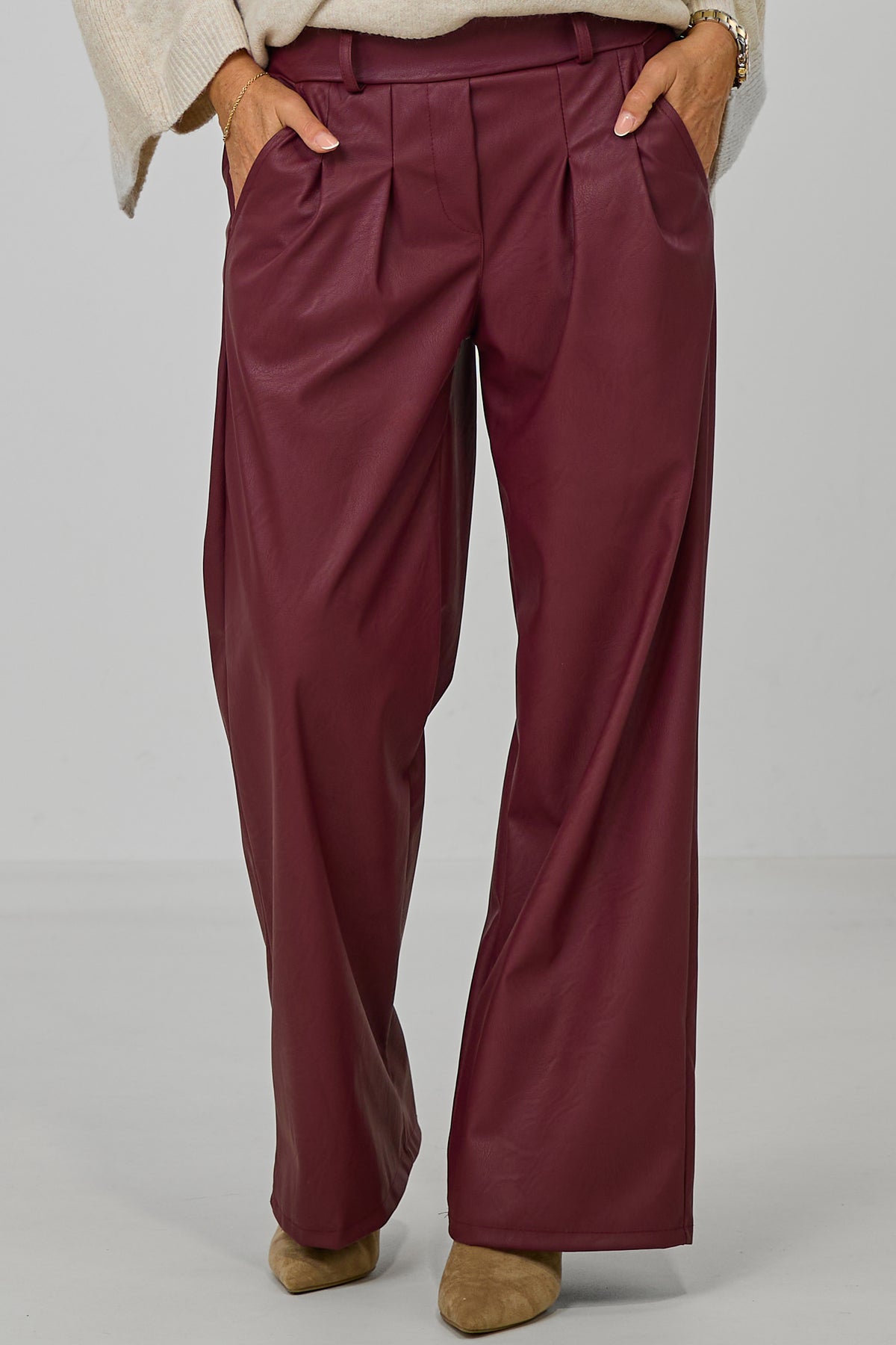 Bundfaltenhose im Lederlook, bordeaux