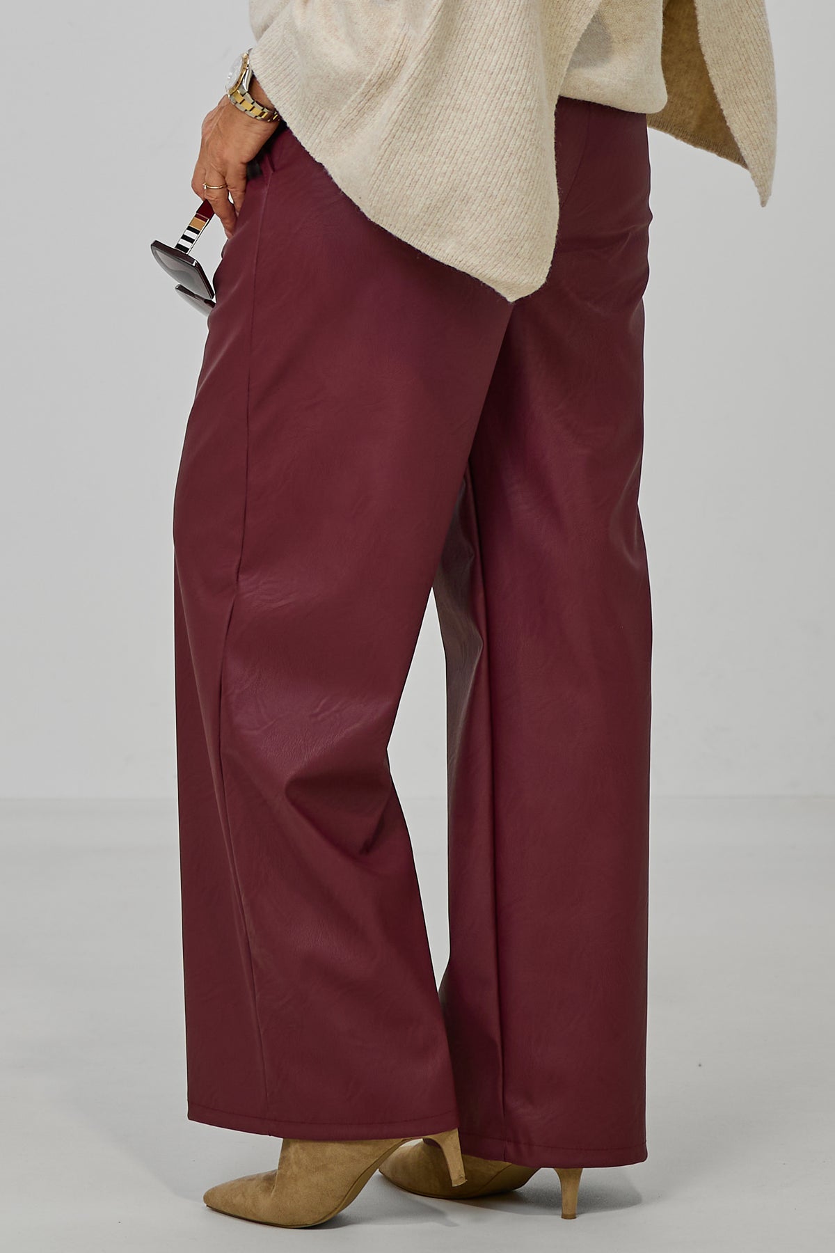 Bundfaltenhose im Lederlook, bordeaux
