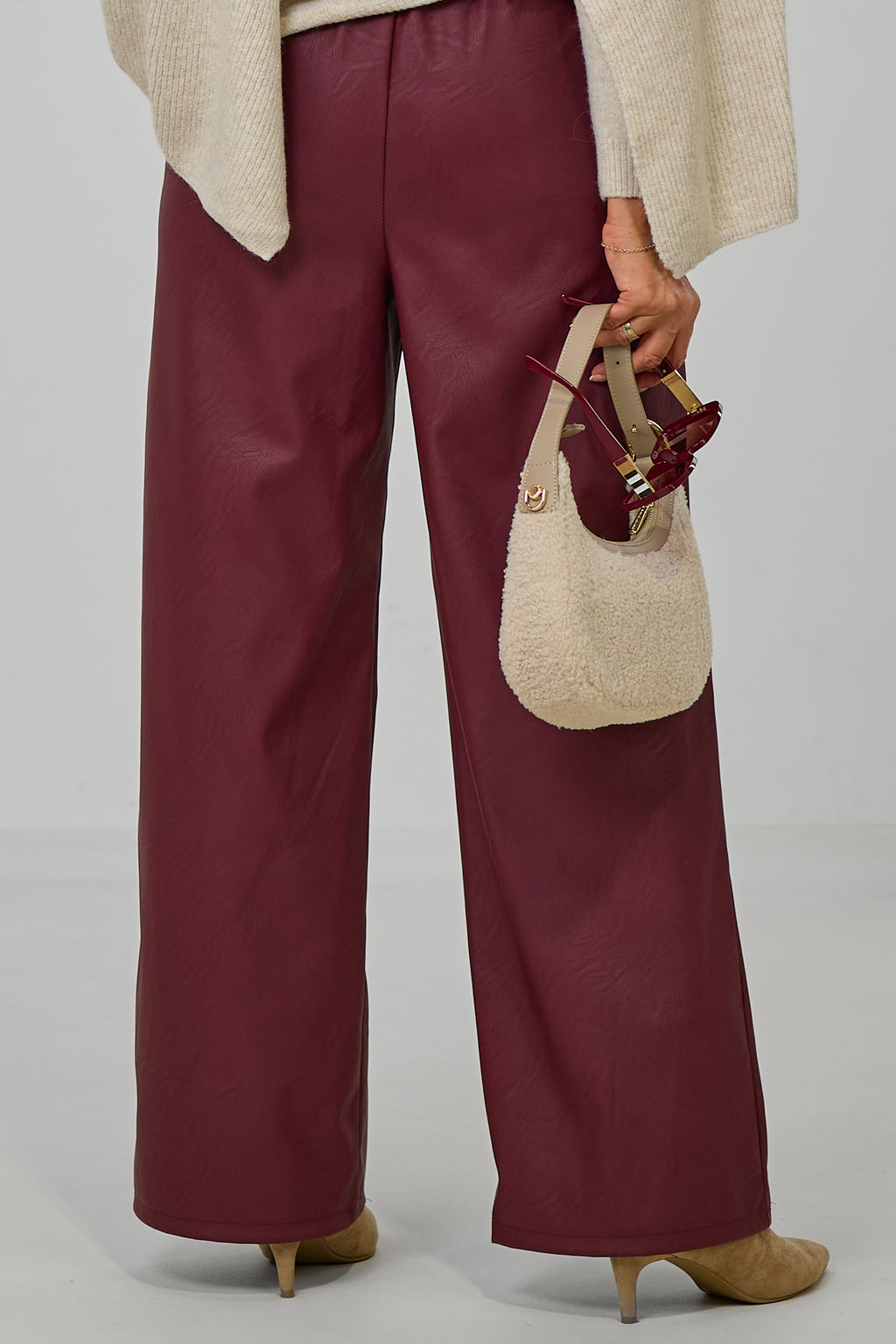 Bundfaltenhose im Lederlook, bordeaux