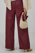 Bundfaltenhose im Lederlook, bordeaux