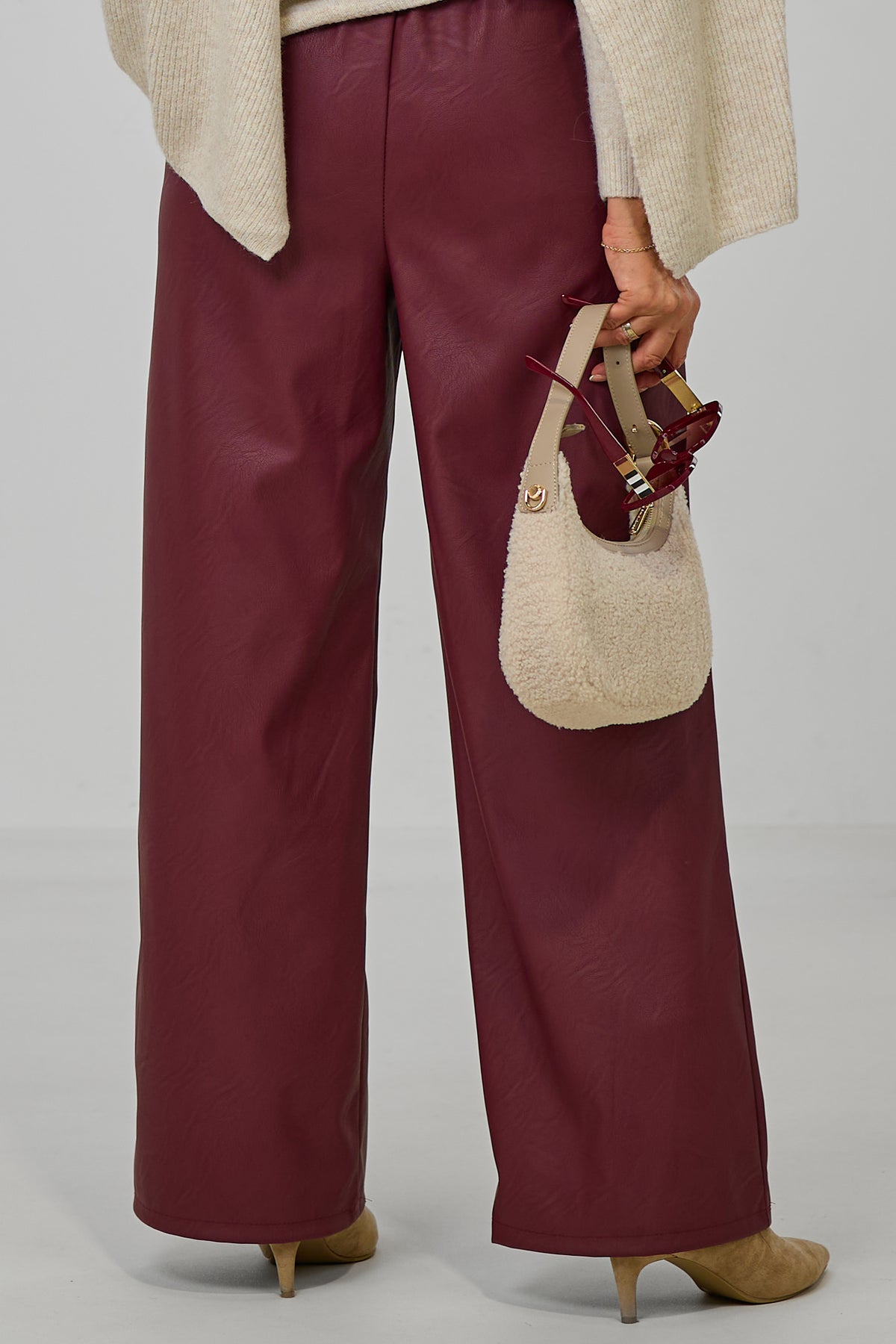 Bundfaltenhose im Lederlook, bordeaux