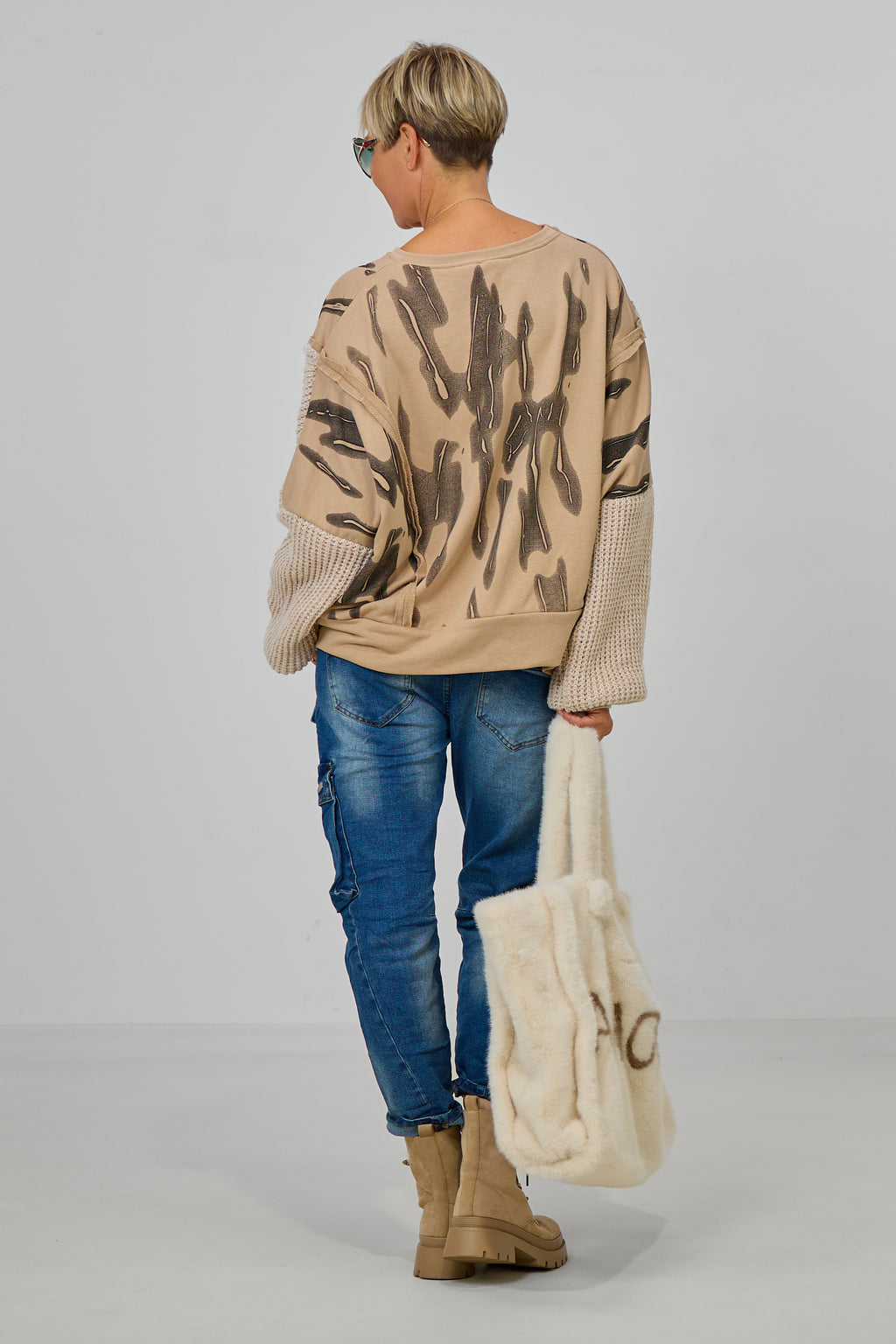 Sweaty im Materialmix, beige-anthrazit