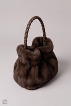 Ovale Felltasche mit geflochtenen Trägern, schokobraun